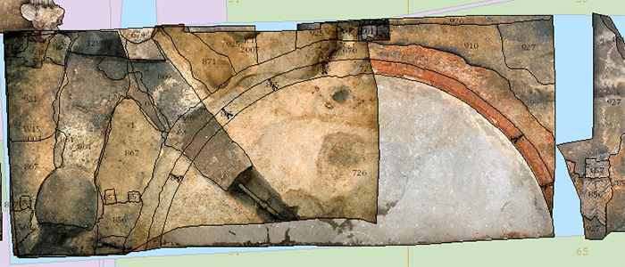 Widoczny z góry wykop archeologiczny nałożony na mapę, na nim wektorowe obrysy jednostek archeologicznych